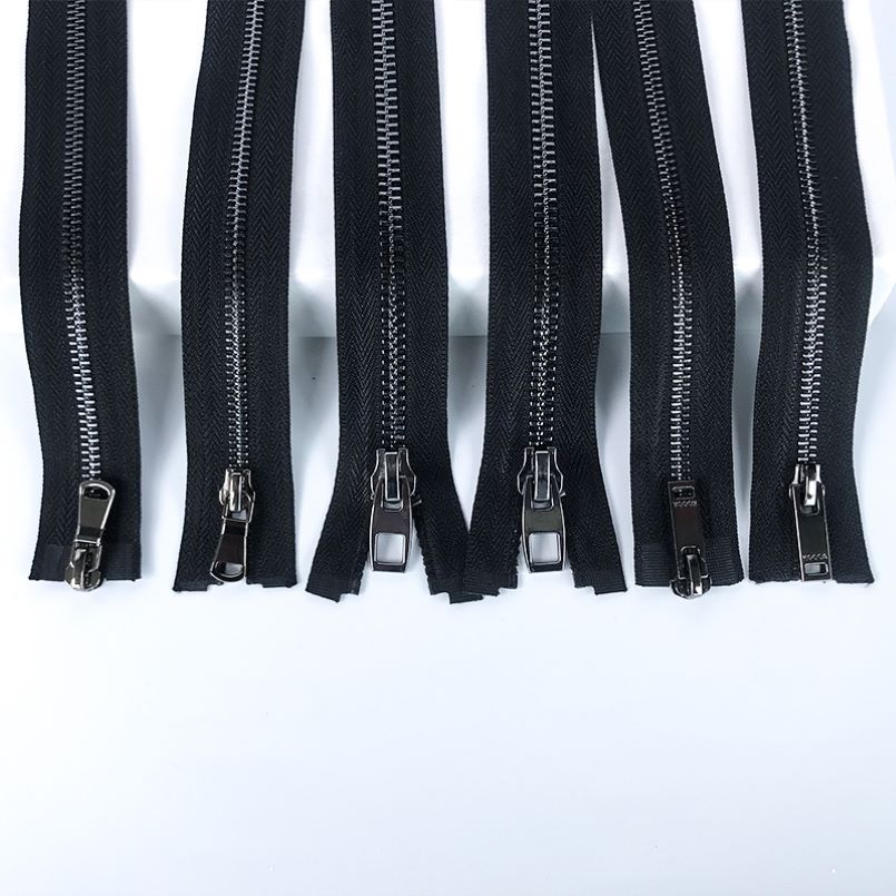 Continuous garment zippers