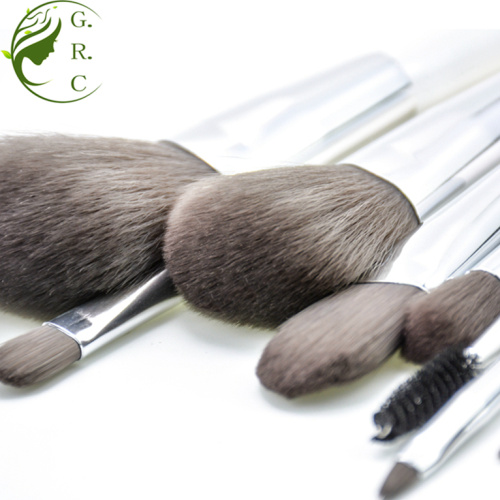 2-10 makeup brush sets are used. 