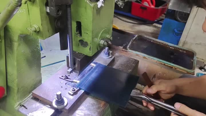 Cutting of acetate materials