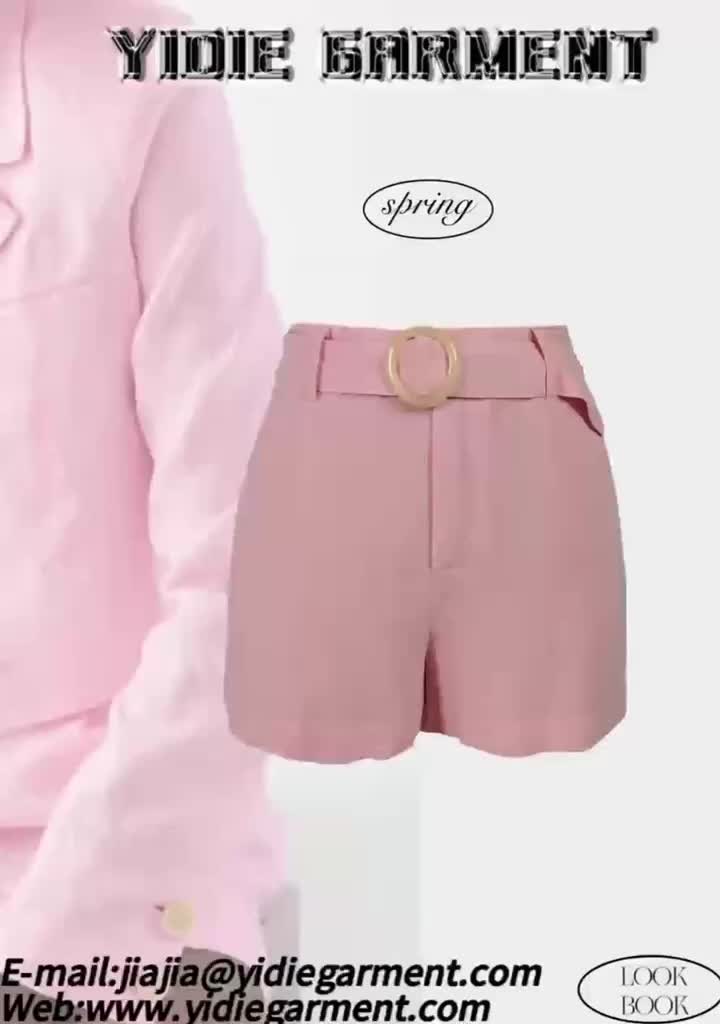 Terno de shorts rosa de linho com cinto