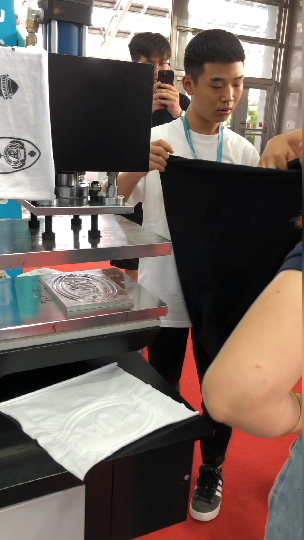 T-shirt Embossing Machine in loco