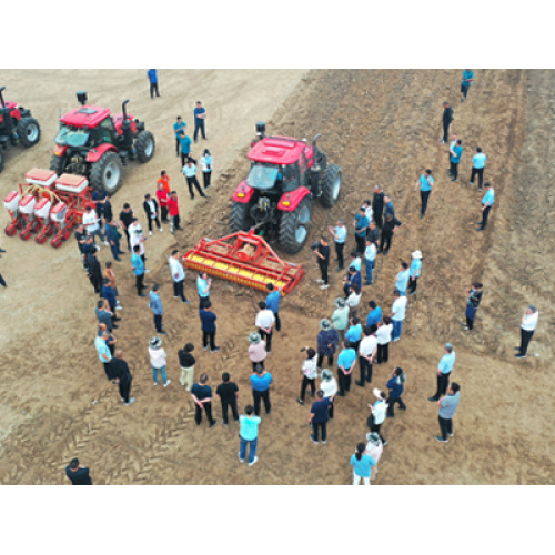 Imbalan pertanian kelas atas membutuhkan kerja sama dengan traktor yang lebih menonjol.