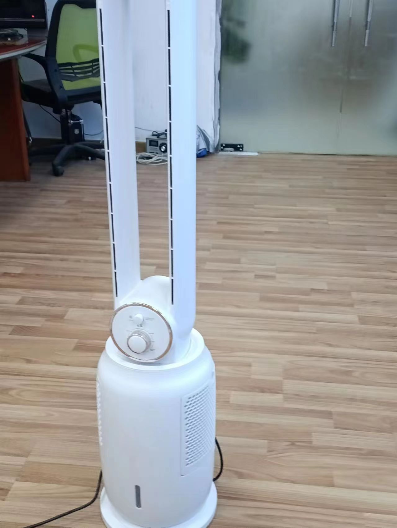 Desktop circulating cooling fan pendulum