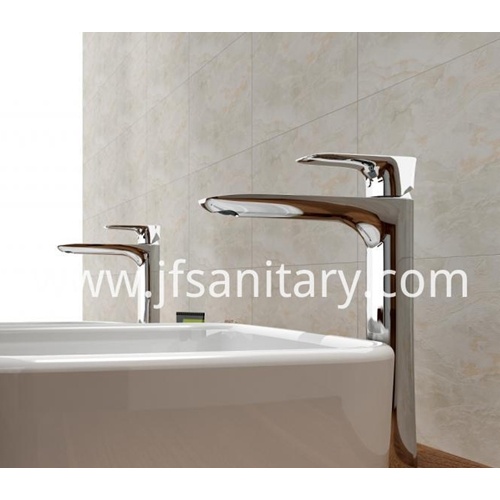Chrome Finish Tall Basin Faucets Untuk Wash Basins Penyenaraian Mengejutkan
