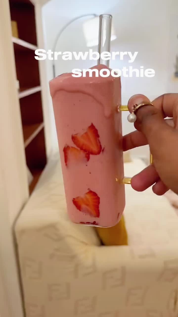 Iry strawberi yang sederhana, menyegarkan dan sihat ini