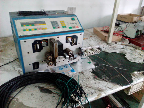 Automatic terminal machine for electric cables