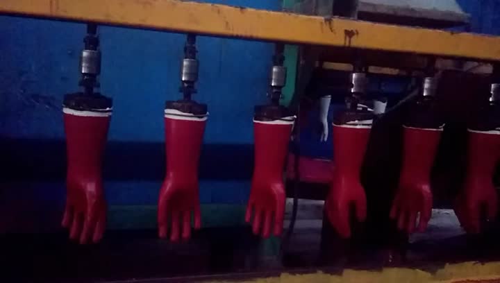 Roter eingetauchter Handschuh