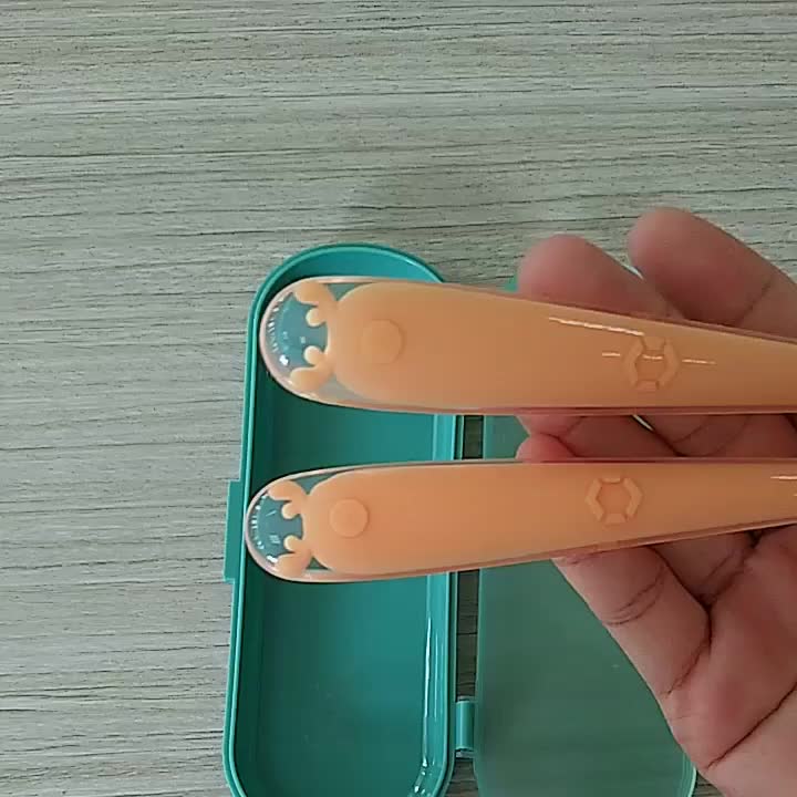 colheres de alimentação de silicone.mp4