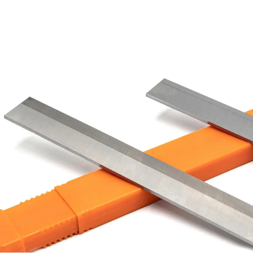 TCT Woodworking Planer Bıçakları, masif ahşap, yapay tahta, kontrplak vb. Gibi çeşitli sert ahşap türlerini işlemek için kullanılabilir.