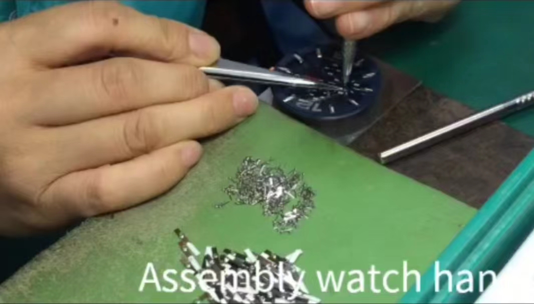 Assembly the watch hands