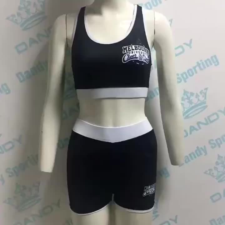 reggiseno sportivo e pantaloncini