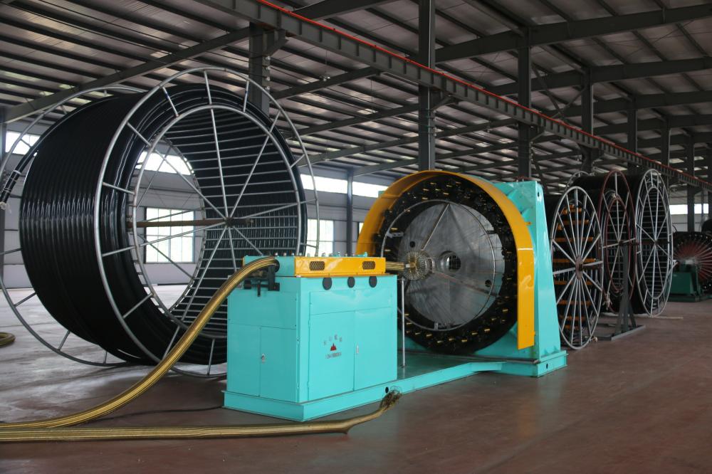 Composite pipe braiding machine