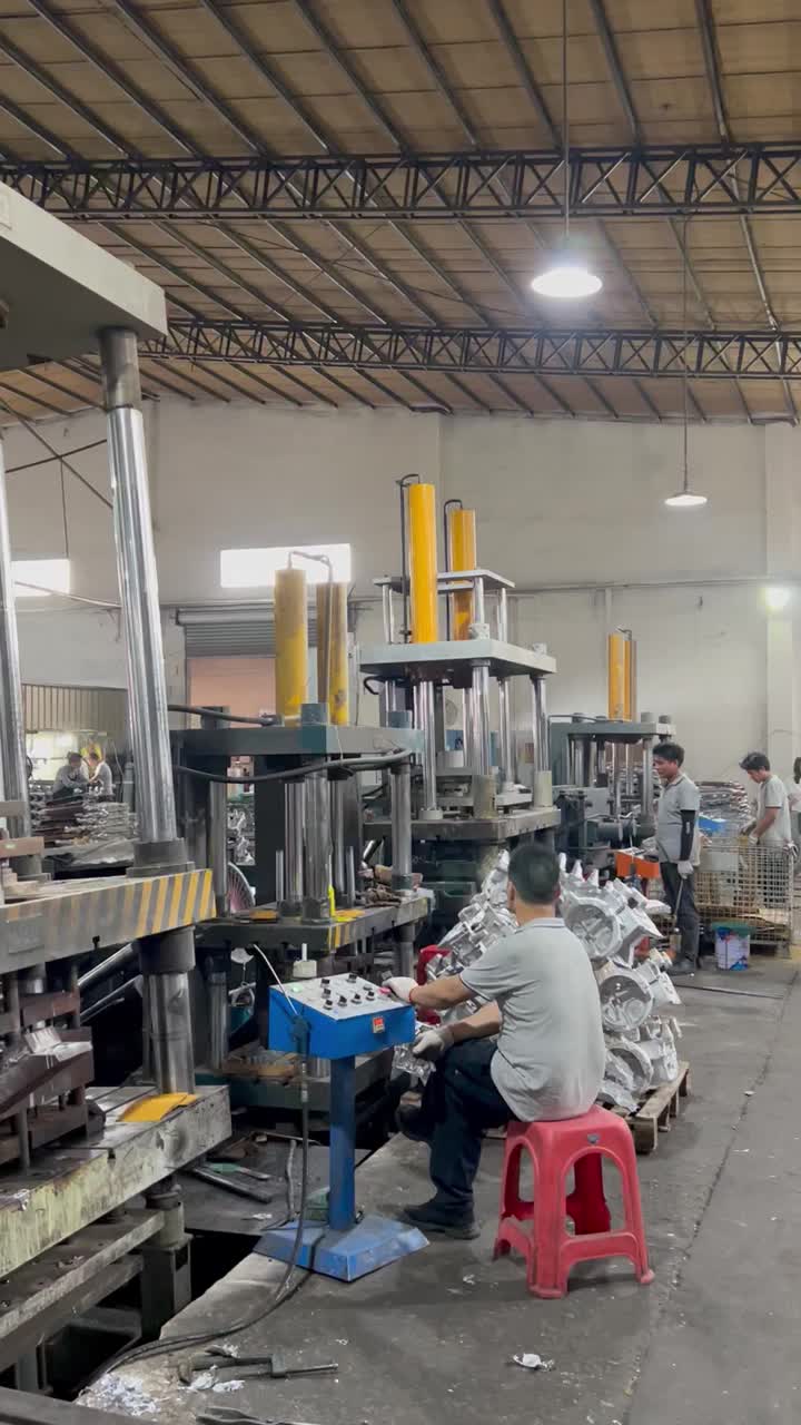 Gravity casting-Mold closing and pressure keeping