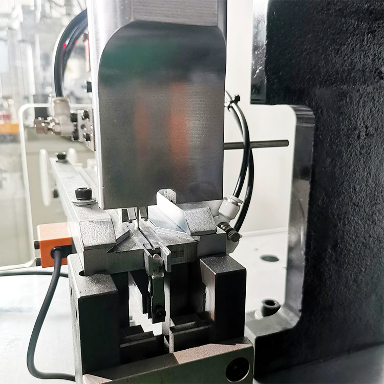 zipper injection machine