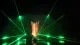 Fascynujący laserowy pokaz na ekranie wody