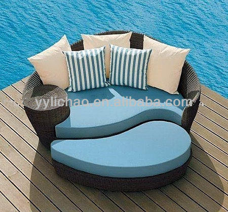 Swimming pool side rattan chaise lounge wicker daybed