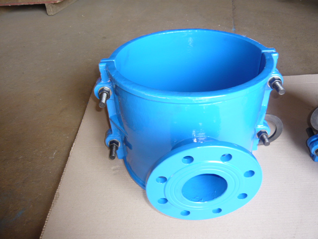 Ductile iron pipe saddle clamp with outlet flange type