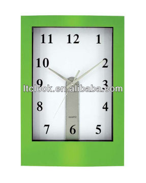 Clock with exchangeable dial