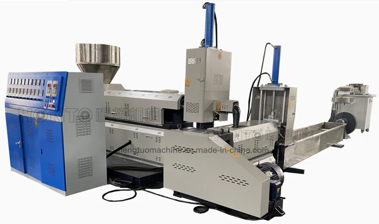 Dvoušnekový extruder na recyklaci plastů