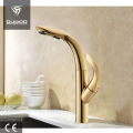 Desain modern mengeluarkan faucet emas dapur