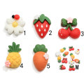 Commercio all&#39;ingrosso Cartoon Frutta Fragola Ananas Ciliegia Resina Cabochon Fiore artificiale Carota Ornamento Accessorio Creazione di gioielli