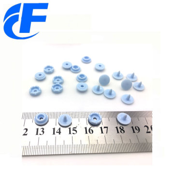 ขนาดที่มีสีสัน 13 ผ้ากันเปื้อนเด็กพลาสติก Snap Fastener