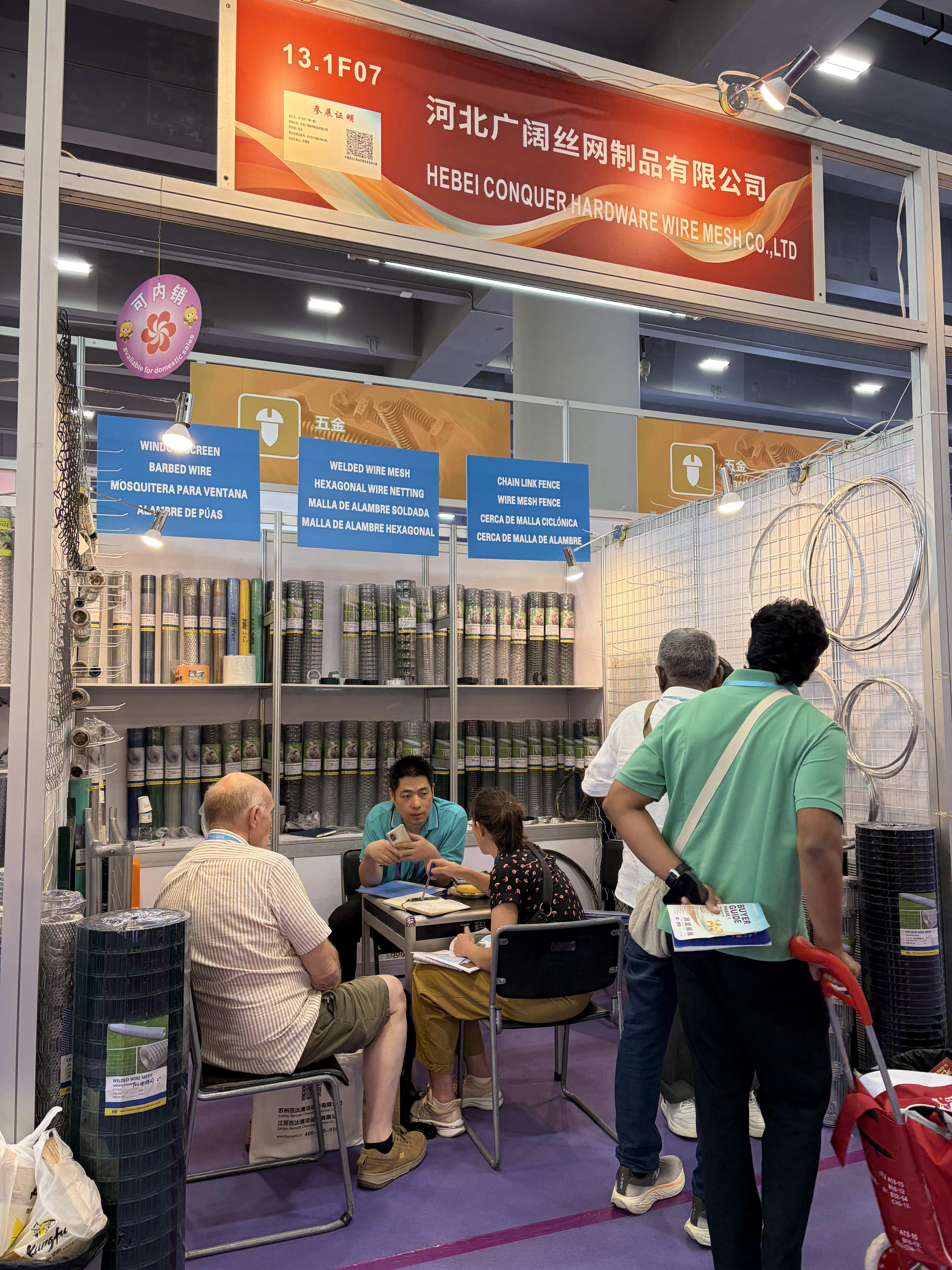 Vertragsverhandlungen | 140. Kantonsmesse ANJIA staff at the meeting table discussing specifications with two seated buyers at Booth 13.1F07