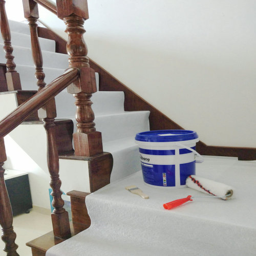 塗装中の階段の床保護シート