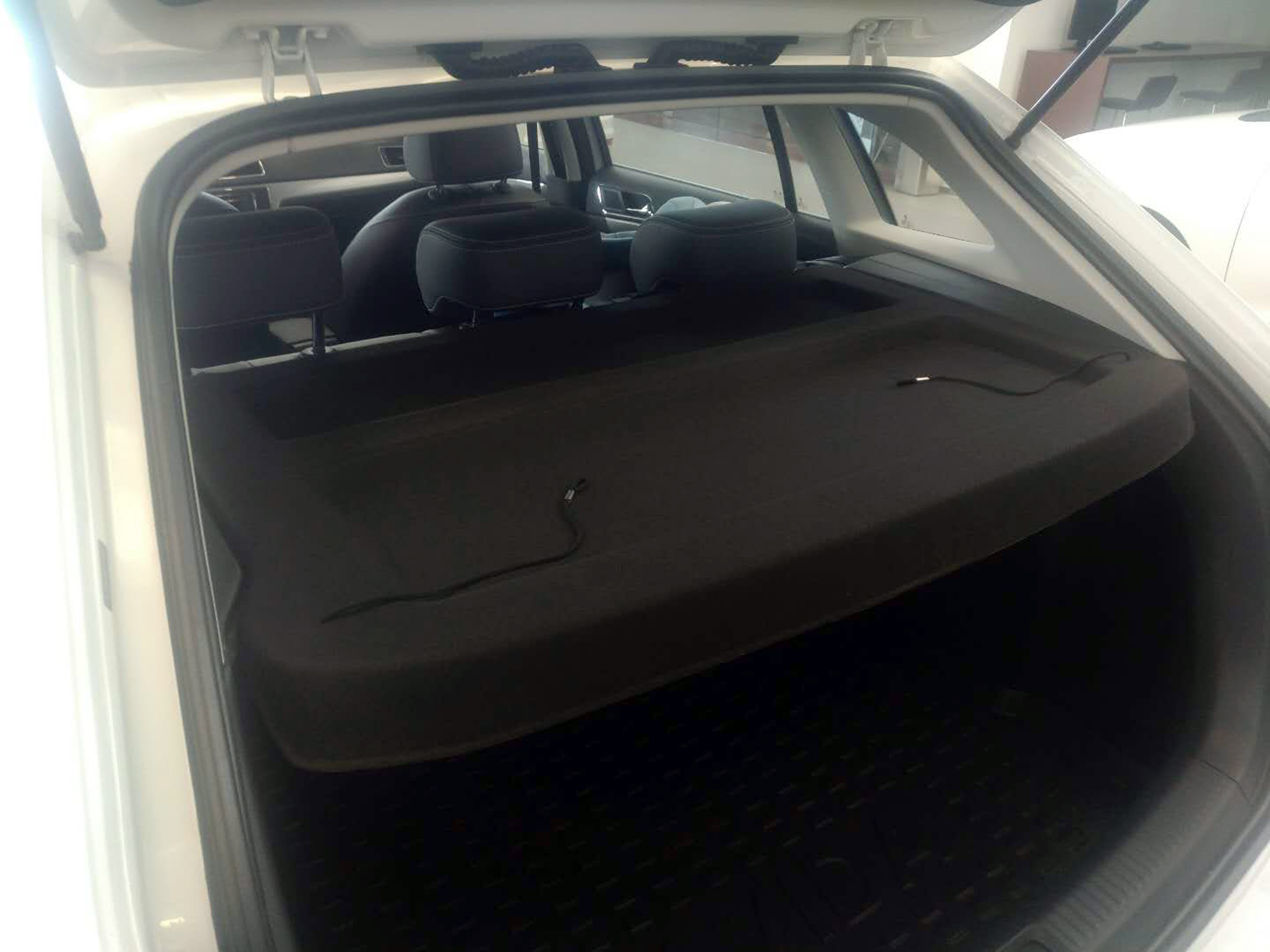 Non Retractable Trunk Shade Tonneau 