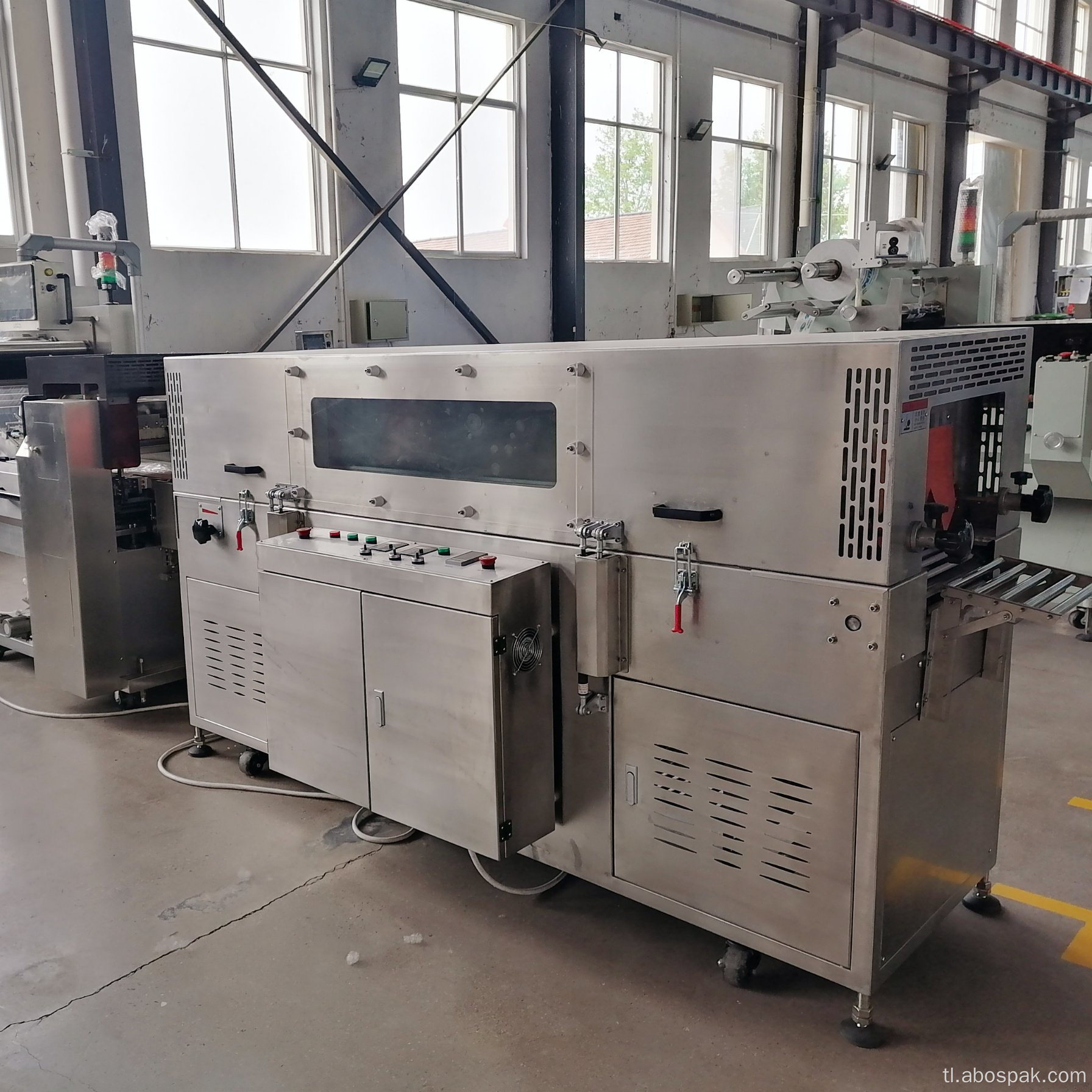 Awtomatikong thermal shrink film wrapping packing machine.