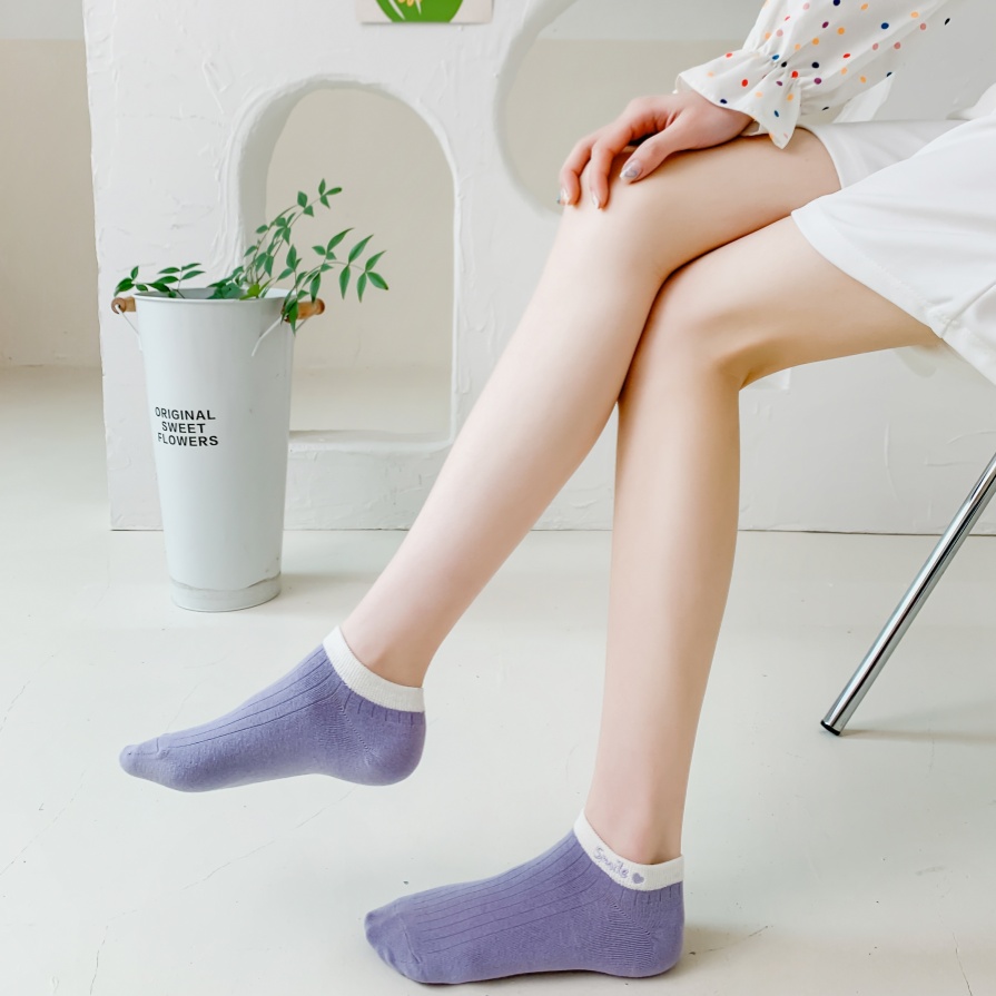 Ang mga naka -istilong ngiti na may burda ng bukung -bukong medyas