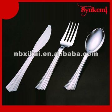 Disposable plastic cutlery set