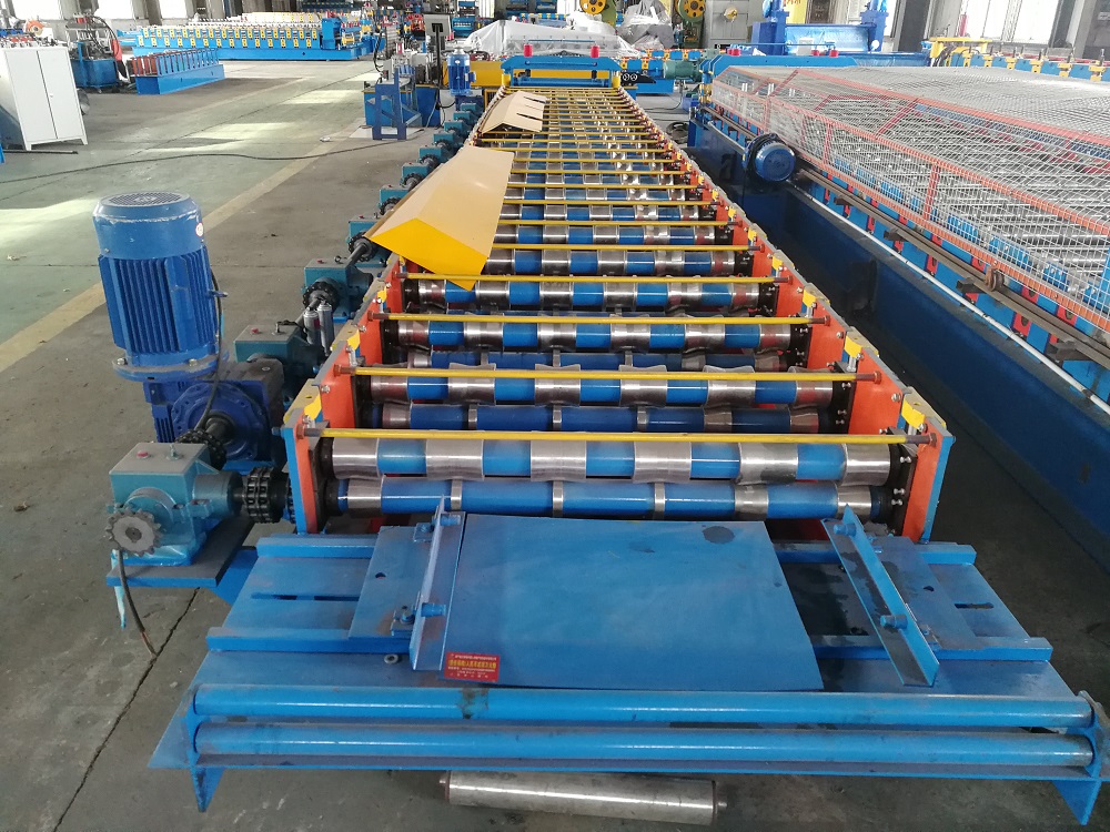 Good service galvalume roof sheet roll forming machine supplier