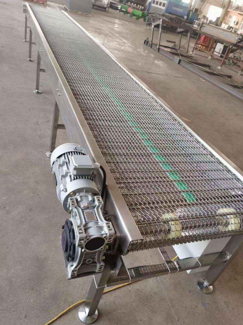 Nagy teherbírású dróthálós szállítószalagok Heavy-duty wire mesh belt conveyors