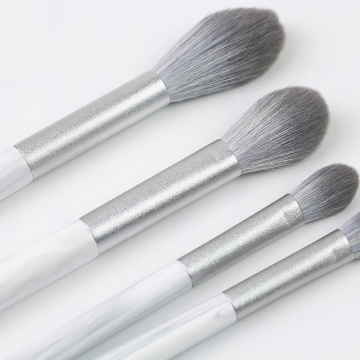 Le dernier ensemble de pinceaux de maquillage gris argenté pour 2021