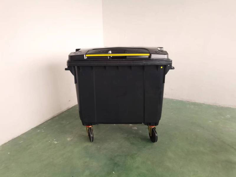 Four-Wheel Steering Plastic Trash Can 660 Liters