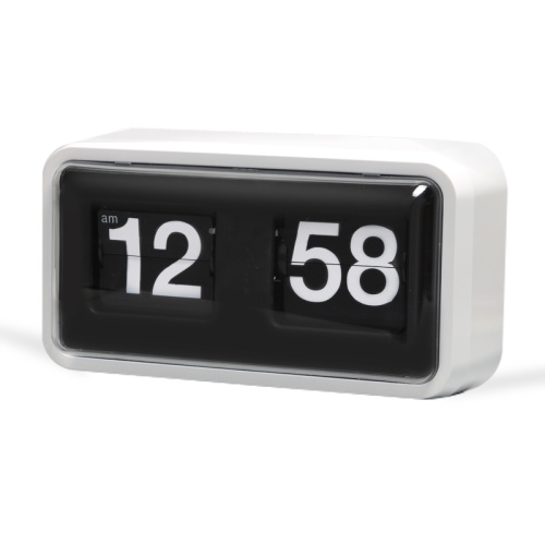 Schwarze Plastikbox Flip Clock auf Tisch