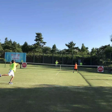 Gazon artificiel de tennis mettant l&#39;herbe verte