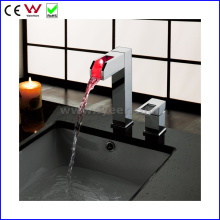 2015 New Self-Power LED Basin Faucet with Side Handle (FD15061F)