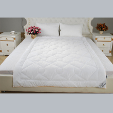 White bamboo charcoal quilt