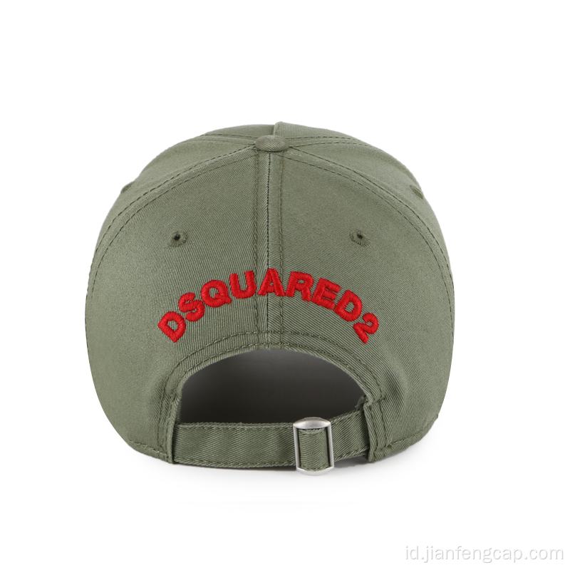 topi baseball dengan tambalan besar dan pelindung rusak