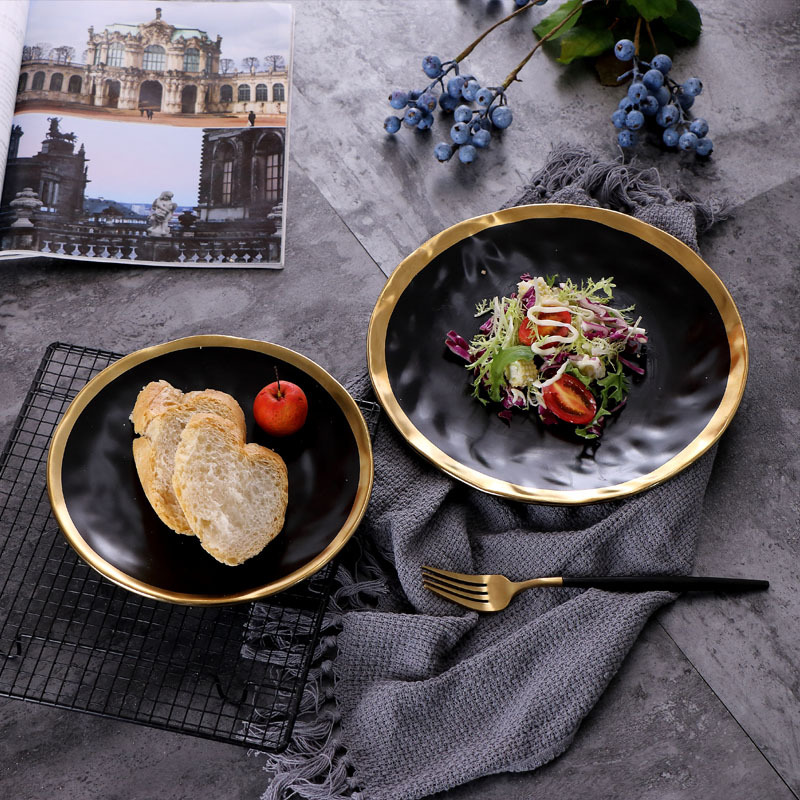 Placa de jantar de alimentos pretos em cerâmica