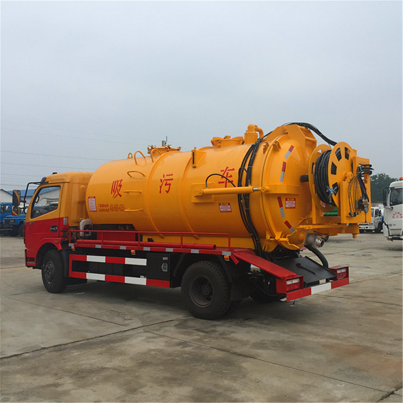 Dongfeng 4x2 5000L شاحنة شفط مياه الصرف الصحي فراغ