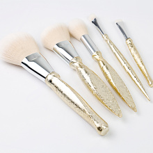 Fashionable and charming makeup brush set for beginners