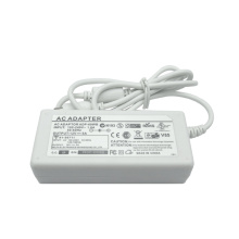 Adaptador d&#39;alimentació de color blanc 12V 5A amb 5,5 * 2,5 mm