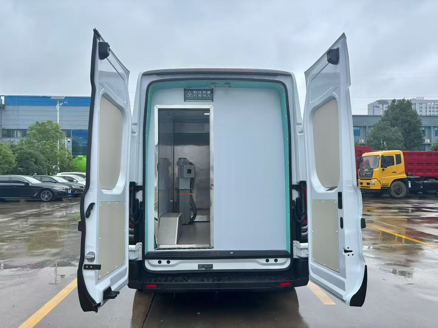 Современная машина скорой помощи для экстренной медицинской помощи Modern Ambulance for Emergency Medical Services