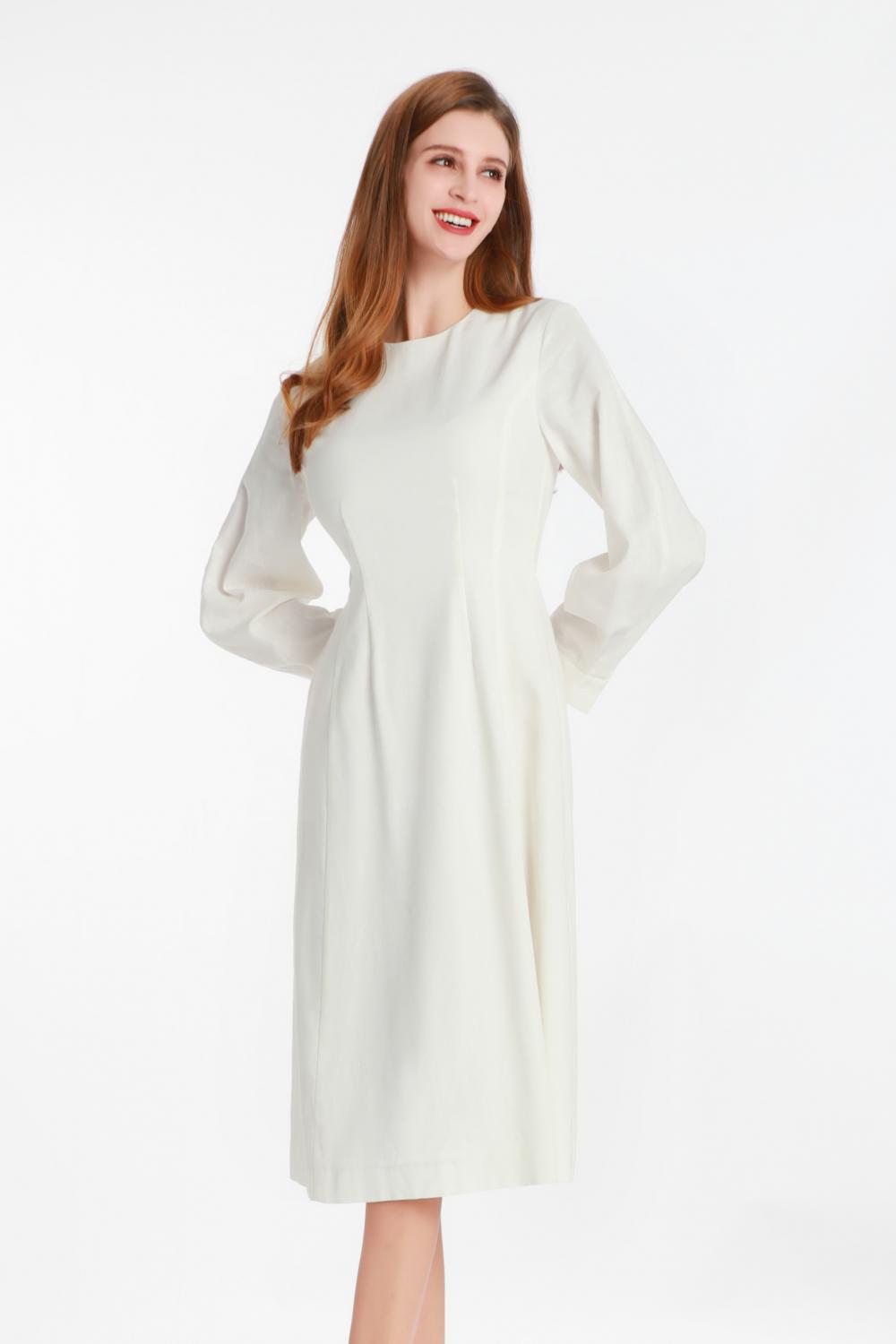 작은 둥근 칼라가있는 흰색 긴팔 드레스