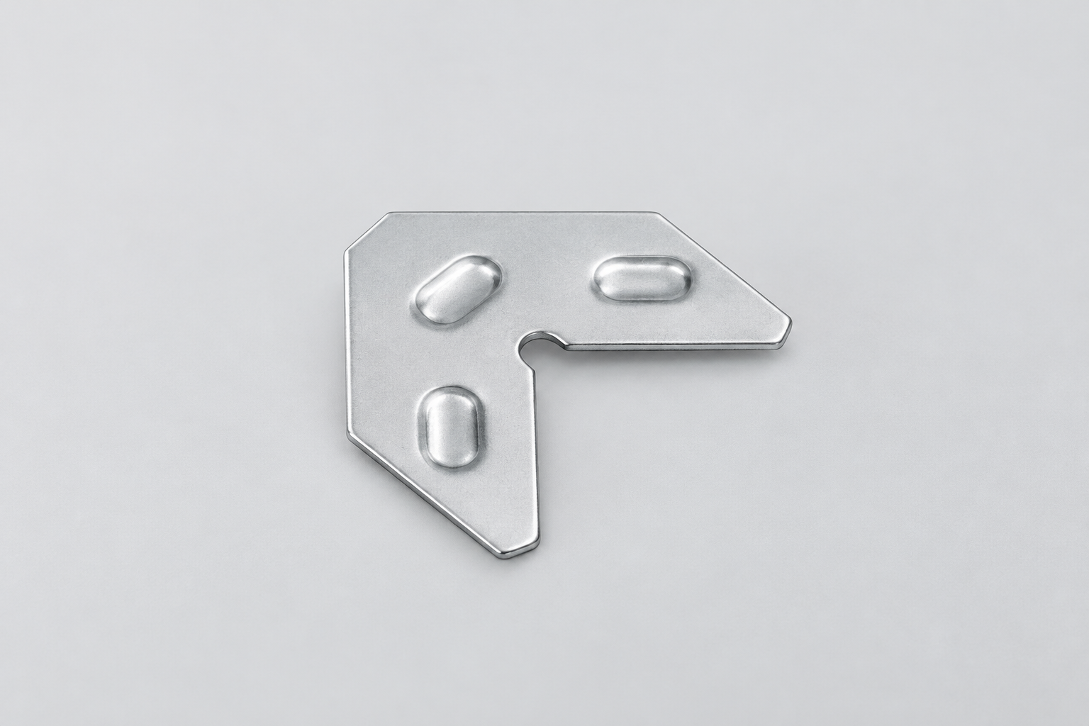 Vista angular ilustrativa de uma placa de canto plana em forma de L com três pontos elevados