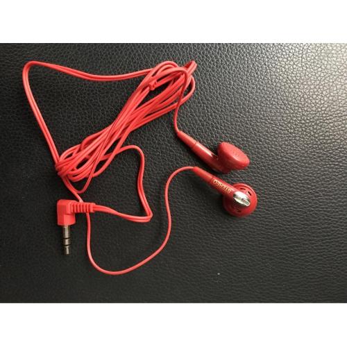 Auriculares de aviación de letras rojas pintadas con aerosol plateado