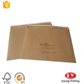 Enveloppe de papier kraft brun recyclé avec l&#39;impression